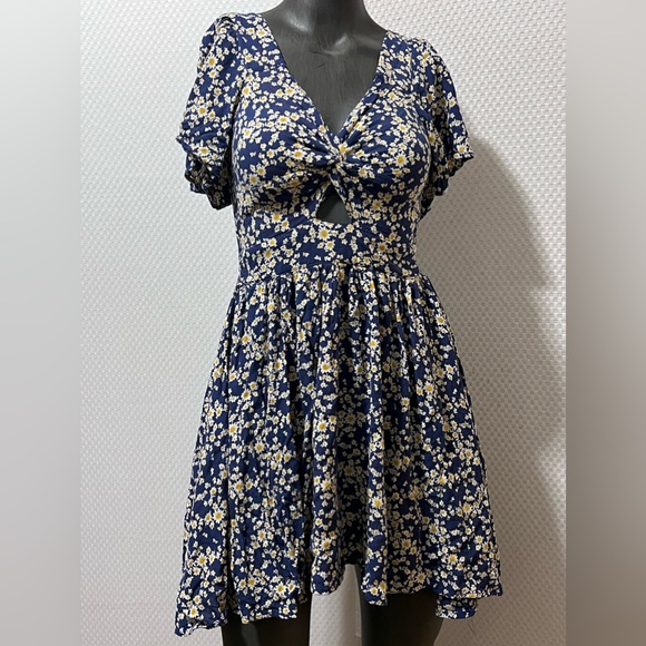 Angie Women's Twist Front Peekaboo Cutout Short Sleeve Dress size small - Picture 2 of 10